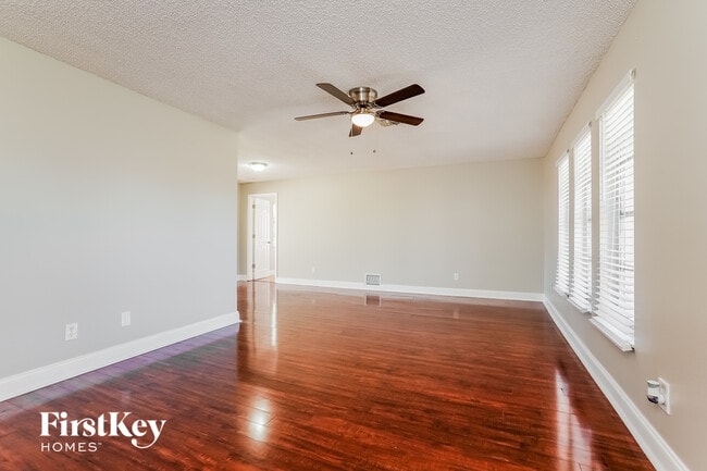 Photo - 18185 Dupont Dr