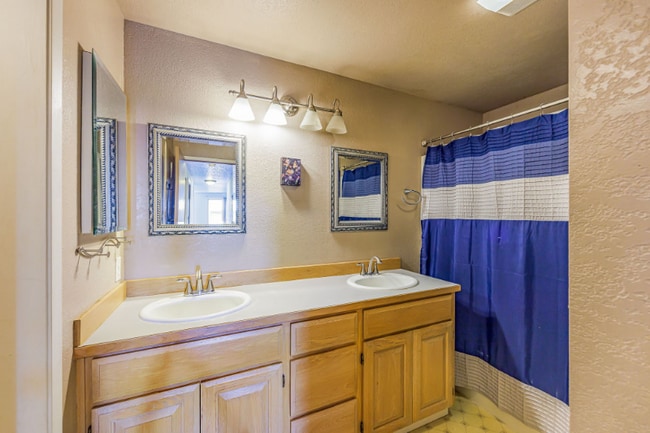 Photo - 813 S 227th Pl Unidad 6