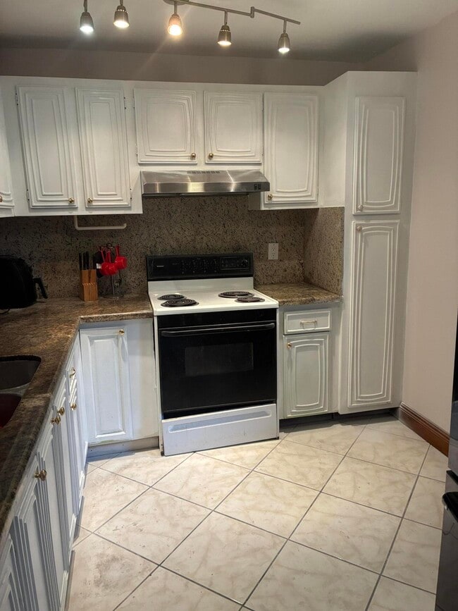 Building Photo - 2821 Somerset Dr Unit 203