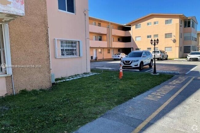 Building Photo - 120 Royal Palm Rd Unit 215 Rental
