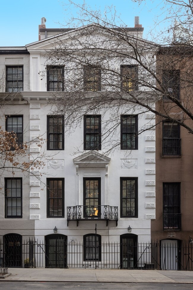 Photo - 241 E 48th St Townhome