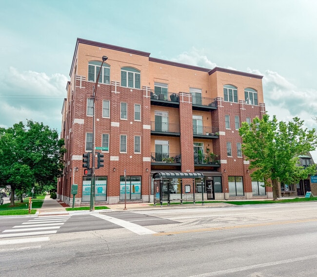 Building Photo - 3954 N Oriole Ave Unit 404