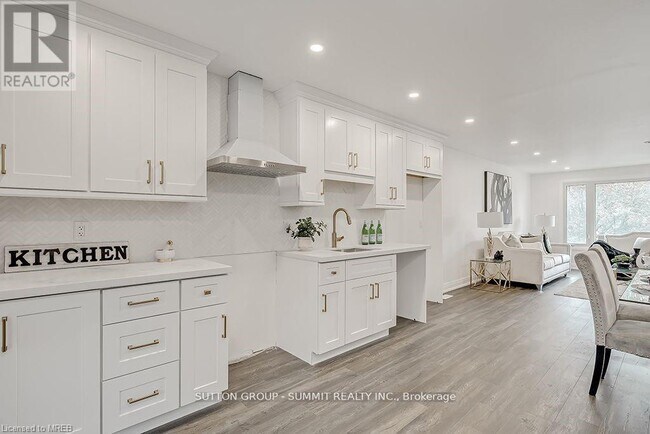 Photo - 16 Upper Canada Dr