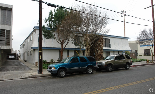 Building Photo - 7503 Hazeltine Ave