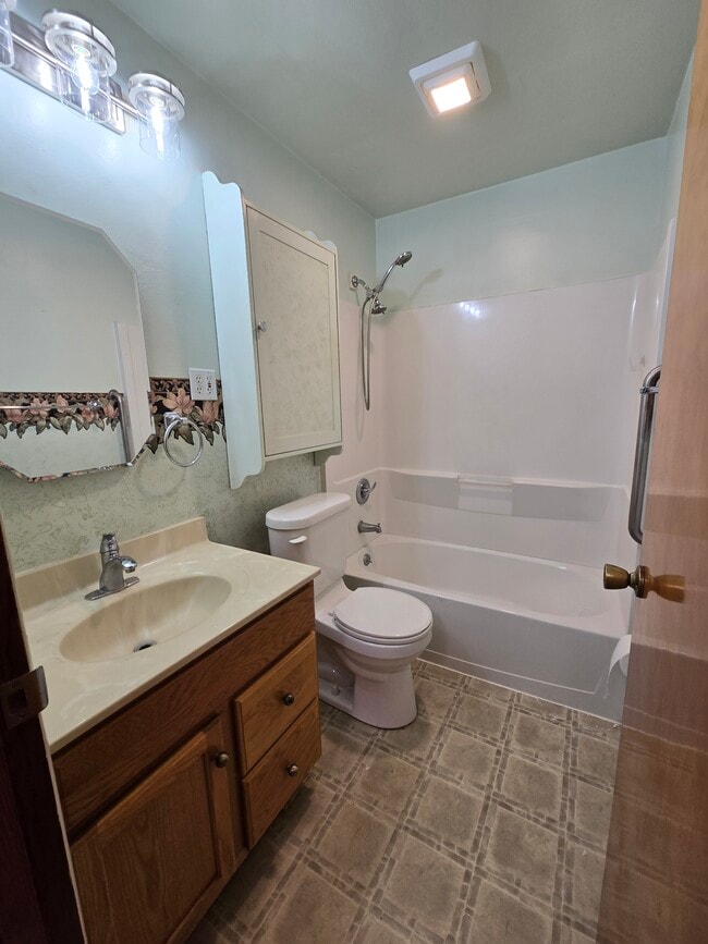 Photo - 105 W Willman St