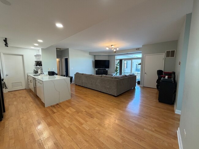 Photo - 680 N Green St Unit 701