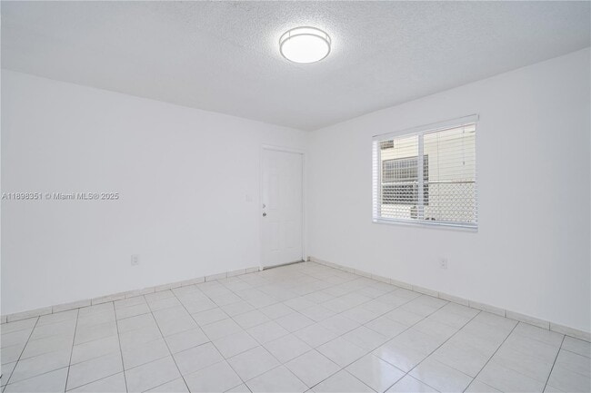 Photo - 3437 SW 25th St Unidad NA