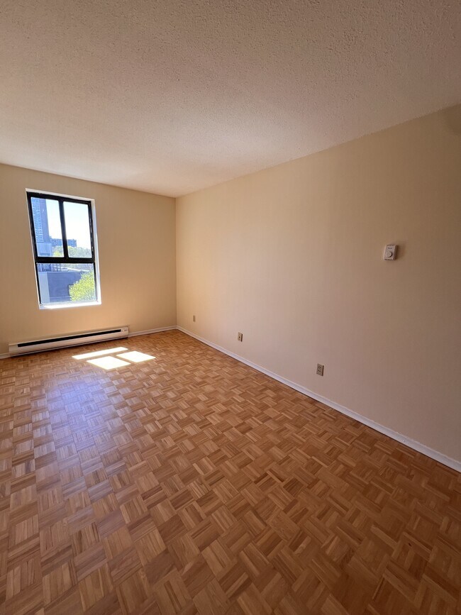 Building Photo - 800 Riddell Ave N Unit 507