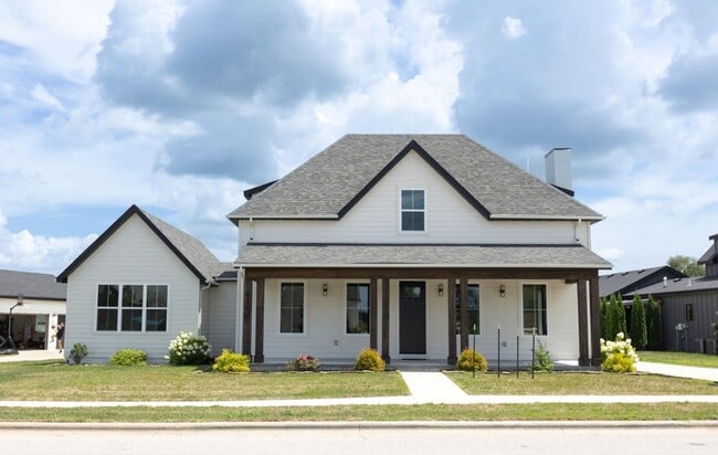 Building Photo - Executive Property located in Republic with a "furnished option" Don't miss this showstopper!!