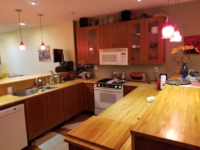 Photo - 714 Kenyon St NW Unit A