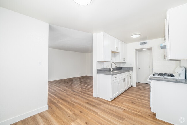 2BR, 1BA - 845SF - Kitchen