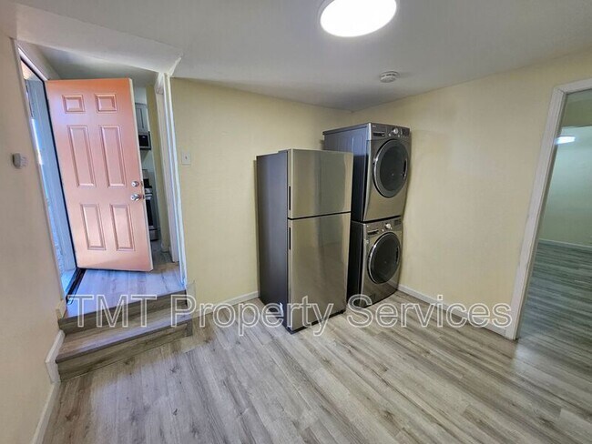 Photo - 1647 E 6th St