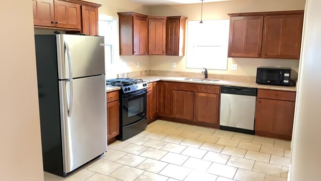 Building Photo - Single Family Home in St Paul with Garage!!