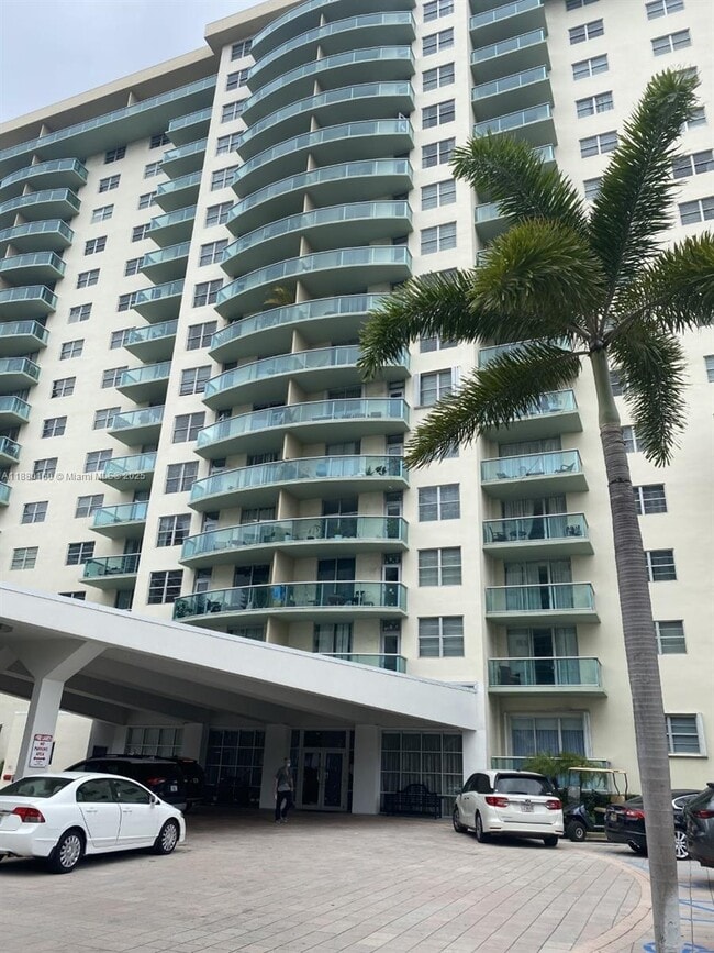 Building Photo - 19390 Collins Ave Unit 527 Rental