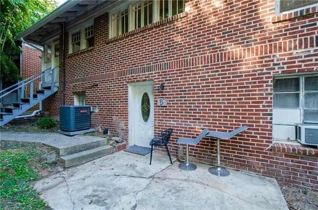 Building Photo - 17 Peachtree Ave NE