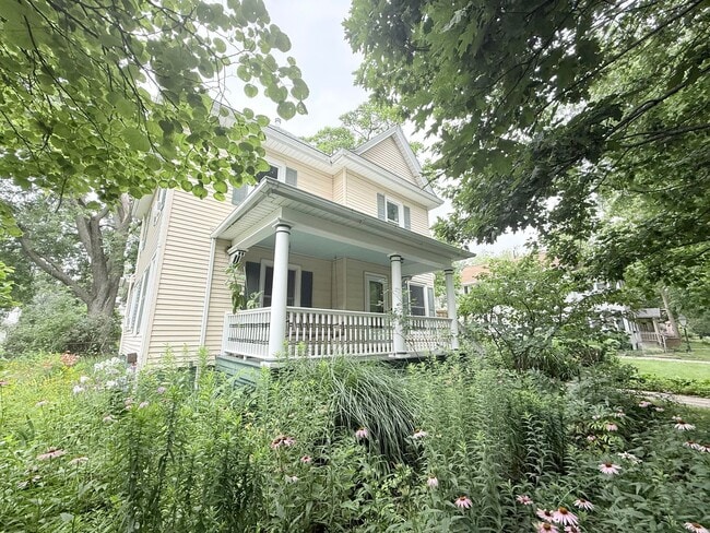 Building Photo - Beautifully Updated 3BR Home with Bonus 3-Season Room & Fenced Yard