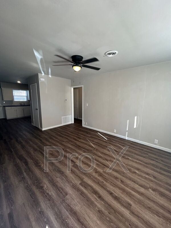 Photo - 704 W Oak St