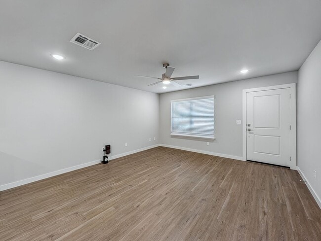 Building Photo - New 3 Bed 2 Bath Duplex Close to Walmart DC