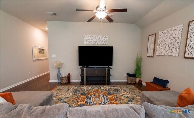 Photo - 818 Stockdale Rd