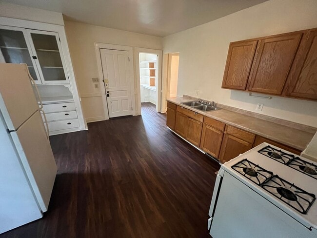 Photo - 621 E Locust St Unit Upper