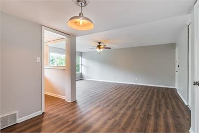 Building Photo - 2 bed 1.5 Bath Apartment, with Community Pool
