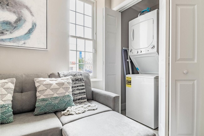 Photo - 701 E St SE Unidad ID1011194P