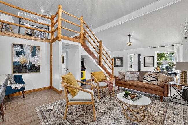 Photo - 471 W Elm St