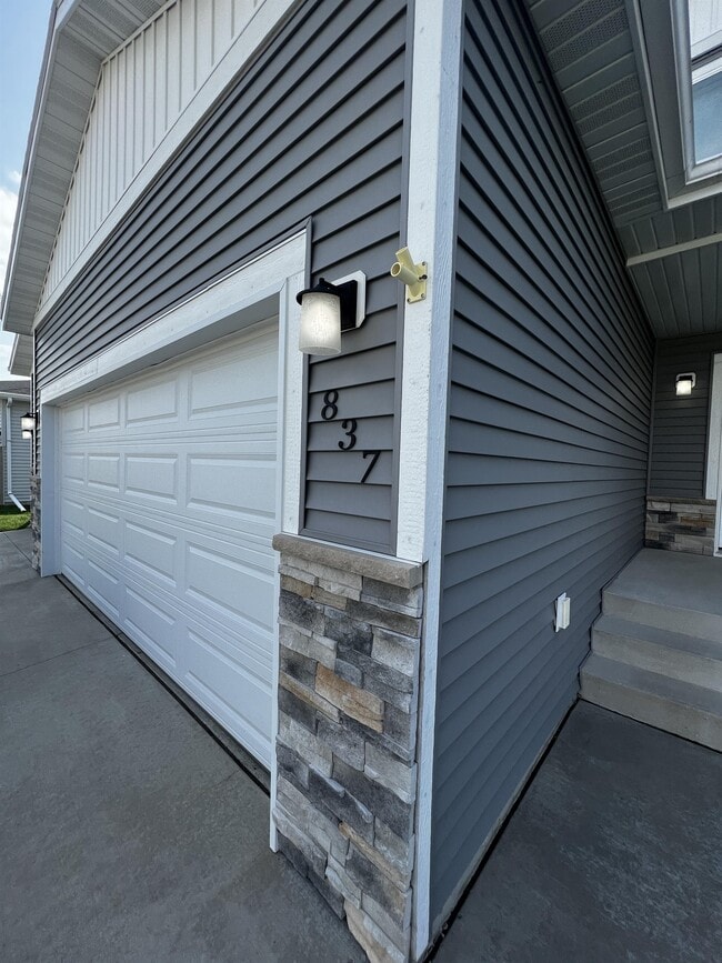 Photo - 837 Albert Dr W