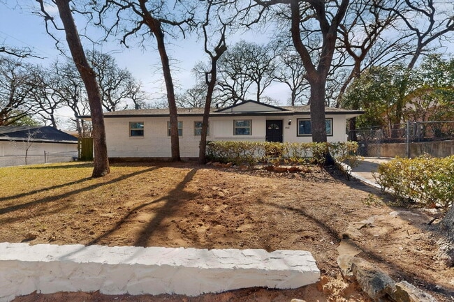 Building Photo - Charming 3-Bed Near TCU
