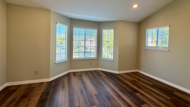 Photo - 34179 Tony Ter