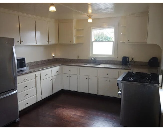 Kitchen - 5530 Beaudry St Unit D