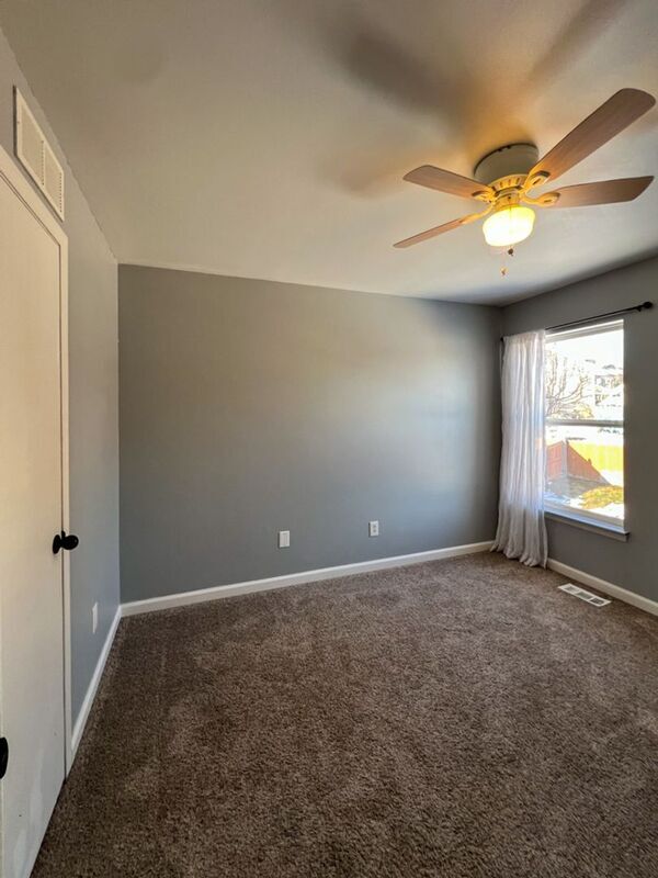 Photo - 129 Royallbrook Ln