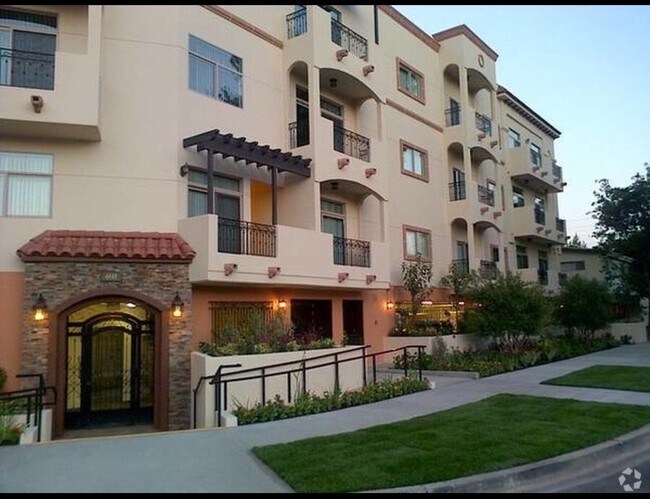Building Photo - 4440 Vantage Ave Unit 203 Rental