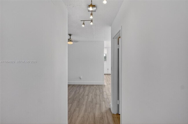 Photo - 1255 Collins Ave Unidad 504