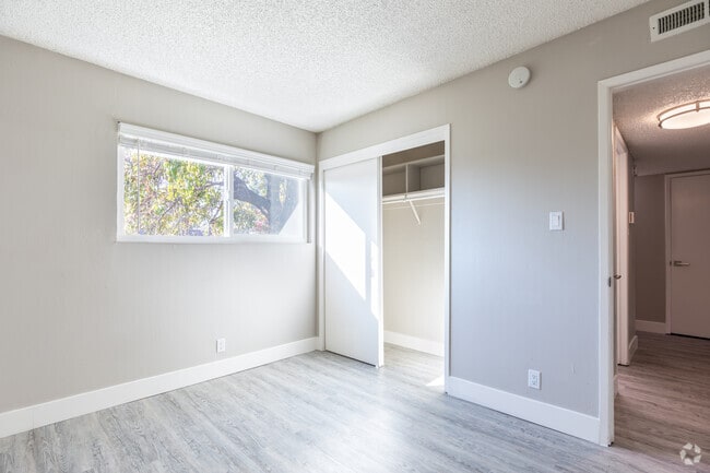 2BR, 1BA - 850SF
