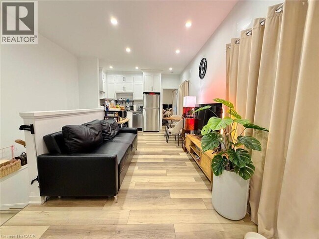 Photo - 261 Belmont Ave W