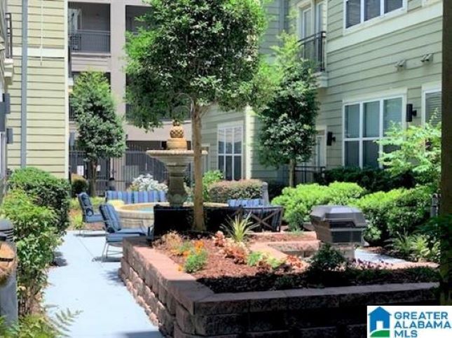 Zona de estar en el patio - 2020 5th Ave S Unidad Bristol 436
