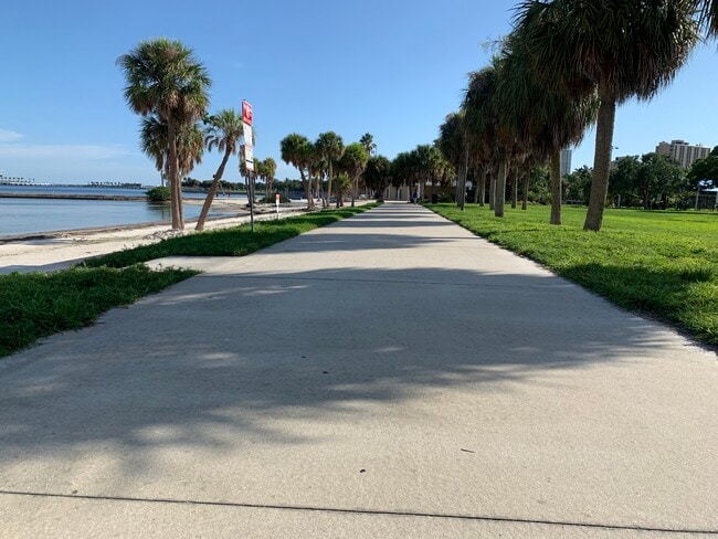 Beachfront park across the street with pool, tennis and volleyball - 1100 N Shore Dr NE Unit 204