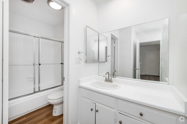 1BD, 1BA - 700SF - Bathroom
