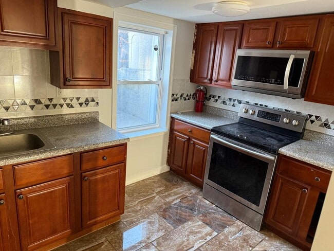 Building Photo - 1221 S 52nd St