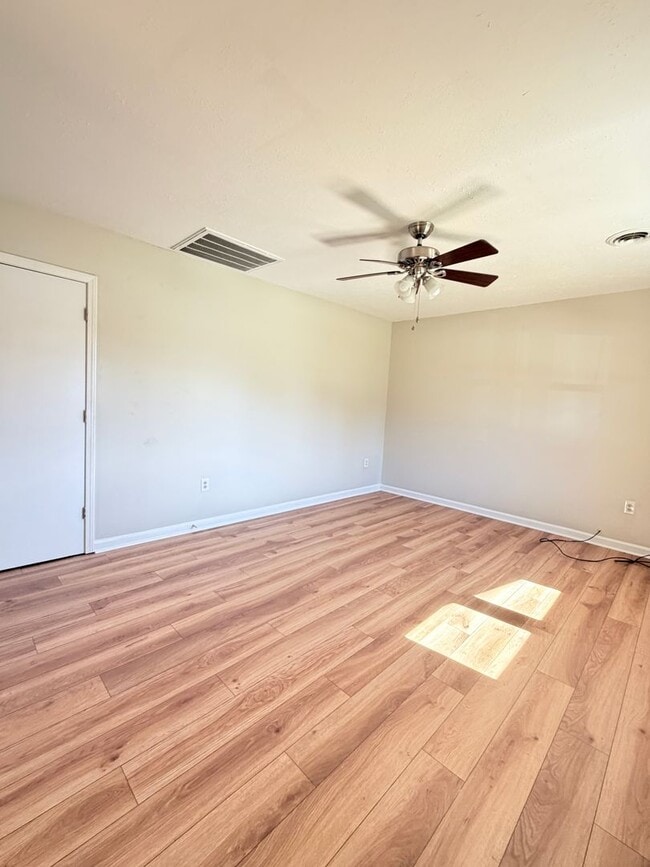 Photo - 3 Bedroom, 1.5 bathroom, Mount Carmel Subdivision! $1450 per month