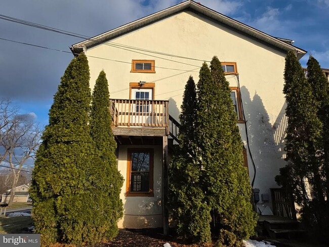 Building Photo - 2022 E Main St Unit 2