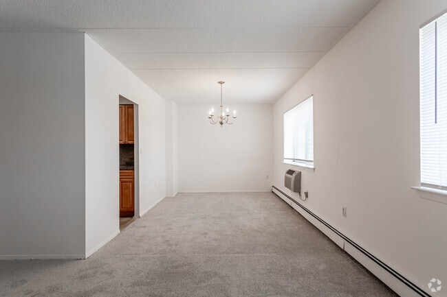 4.5 Rm, 1 Bd, 1 Ba - 950SF - Dining Area