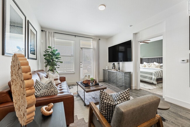 1BD, 1BA - 729 SF - Living Room