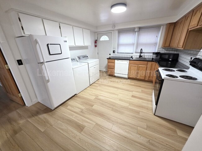 Building Photo - 822 W Main St