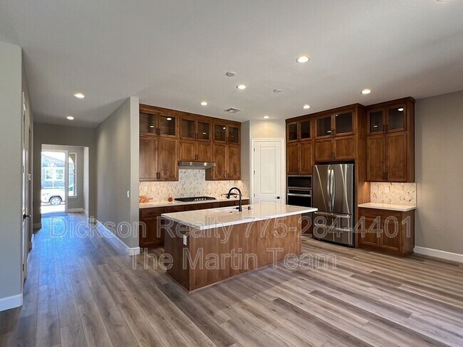 Photo - 215 Commodore Dr