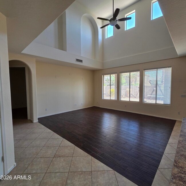 2709 W Redwood Ln