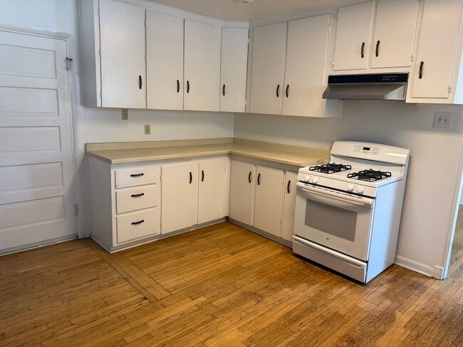 Photo - 3 Br, 2 Bath, comes with kitchen appliance...