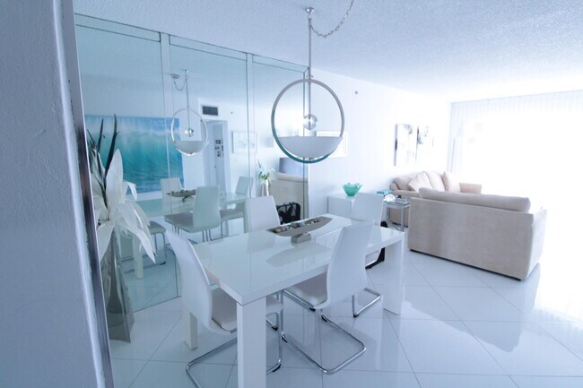 Photo - 465 Paradise Isle Blvd Unidad 305