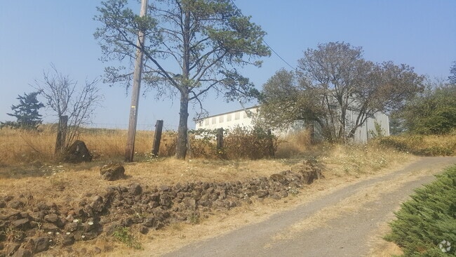 Building Photo - Close in Country Living Rental